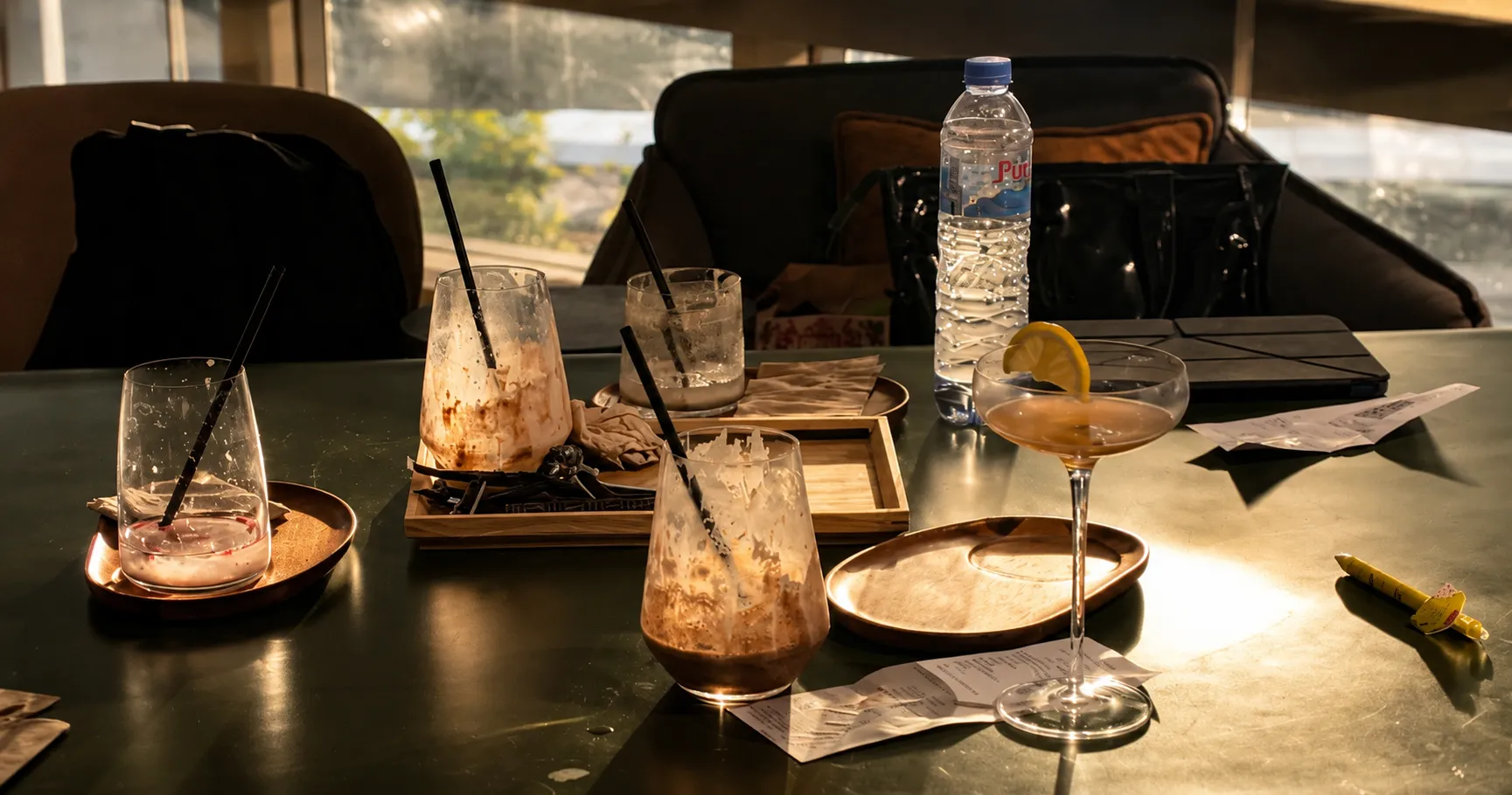โต๊ะในคาเฟ่ยามแดดบ่าย หลังดื่มกันเสร็จ